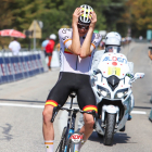 Iván Romeo tras cruzar la meta vencedor de la quinta etapa del Tour del Porvenir. / EL MUNDO