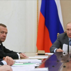 Putin y el primer ministro ruso Medvedev, en la que crearon una comisión independiente antidopaje en Rusia.-/ EKATERINA SHTUKINA (EFE)