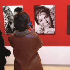 Dos visitantes contemplan fotografías de la bailarina iscariense Mariemma en su museo-Carlos Espeso
