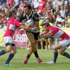 John Wessel-Bell y Gareth Griffiths intentan placar a Alberto Díaz en la final del pasado sábado.-J.M.LOSTAU