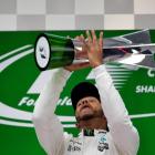 Hamilton, en el podio de Shanghái, tras ganar este domingo el GP de F-1 de China.-AFP