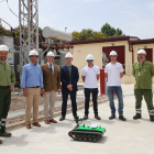 El director ejecutivo de Arbórea Intellbird, Carlos Bernabeu, y el delegado de Iberdrola en Castilla y León, Miguel Calvo, presentan el robot Antecursor I. / E. M.