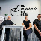 De i. a d.: Sebi Carbajo, Noelia Tejero y Víctor Peñalba, en el interior del restaurante. En la foto pequeña, detalle de un plato de potaje de garbanzos.-PHOTOGENIC / P. REQUEJO