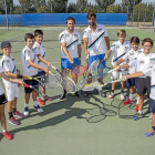 Los dos técnicos, Alberto Esguevillas y Rubén Hernando, posan junto a los tenistas que acudirán al Nacional.-Alberto Mingueza