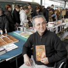 Santiago Zurita durante una firma de libros en Plaza España-J. M. LOSTAU