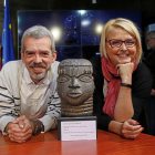 Francisco Morillo y Amelia Aguado junto a una de las piezas reproducidas en 3D-J. M. LOSTAU