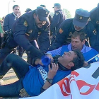 Momentos del desalojo de la Unidad de Intervención Policial (UIP)sobre los sindicalistas que realizaron la sentada ante la cárcel.-LA 8