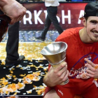 Nando de Colo, la estrella del CSKA, con el trofeo de campeones de la última Euroliga.-AFP / JOHN MACDOUGALL