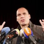 Varoufakis habla durante su rueda de prensa de presentación del nuevo movimiento, en Berlín.-REUTERS / FABRIZIO BENSCH