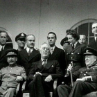 Franklin Delano Roosevelt (centro) junto a Stalin (izquierda) y Churchill (derecha), en la Conferencia de Teherán, en Irán, el 1943.-EL PERIÓDICO