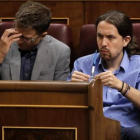 Íñigo Errejón y Pablo Iglesias, en la sesión de investidura del 31 de agosto.-JOSÉ LUIS ROCA
