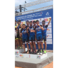 Los seis triatletas del Laguna muestran en el podio sus medallas.-E.M.