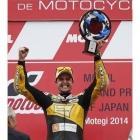 Thomas Luthi alzando su trofeo en el podio del Gran Premio de Japón.-Foto: TORU HANAI / REUTERS