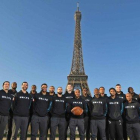 Los Charlotte Hornets se hacen una foto delante de la Torre Eiffel.-TWITTER/ NBA.COM