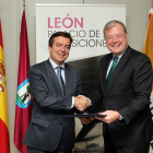 Eduardo López-Puertas y Antonio Silván sellan el acuerdo.-ICAL