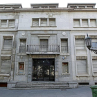 Fachada del colegio El Salvador, donde el Ayuntamiento quiere ubicar el campus de la Justicia.-J. M. LOSTAU