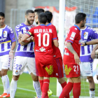 Los jugadores de ambos equipos   se enzarzan tras expulsar el árbitro a Samuel, ayer, en Los Pajaritos.-Diego Mayor
