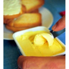 Una persona se prepara una tostada con mantequilla.-Foto: MAITE CRUZ