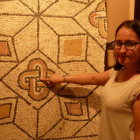 Laura Frías señala una tesela de un mosaico. Abajo, parte de la exposición y maqueta de la villa romana.-T.S.T.