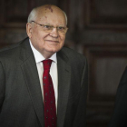 Gorbachov después de recibir la medalla Jaume I de la mano del expresidente de la Generalitat Valenciana, Francisco Camps.-MIGUEL LORENZO