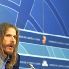 Pablo Fernández, en  un momento de su comparecencia ante los medios en las Cortes.-ICAL