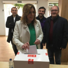 Susana Díaz vota, este sábado, en la consulta sobre el pacto de gobierno del PSOE con Ciudadanos.-