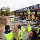 Concentración de trabajadores de la AP1 en protesta a su liberación en el peaje de Castañares.-ICAL