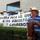 Cerca de 200 agricultores se manifiestan por las calles de Valladolid en protesta por la situación que atraviesa el sector agrario y ganadero-Ical