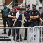Agentes de los Mossos, la Guardia Civil y la Policía Nacional, en la Delegación del Gobierno en Cataluña-JULIO CARBO