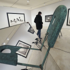 ‘Coure i mirall’, de Perejaume, refleja algunas de las creaciones de Chema Madoz que se exhiben en la Sala 2 del Museo Patio Herreriano de Valladolid.   REPORTAJE GRÁFICO. MIGUEL ÁNGEL SANTOS