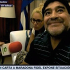 Maradona, tras mostrar la carta que le envió Fidel Castro.-Foto: AFP