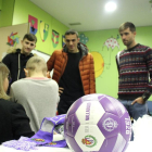 Toni, Masip y Míchel, durante su visita al hospital Río Hortega.-REAL VALLADOLID