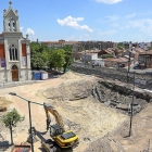 Excavación en la plaza de Rafael Cano para construir la estructura de hormigón que se colocará bajo la vía y que permirtirá comunicar con la calle La Salud.-ROBERTO FERNÁNDEZ