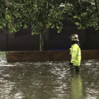 Un bombero trabaja durante una inundación.-EUROPA PRESS