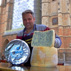 Francisco J. Vázquez, de Los Payuelos, junto a su queso premiado.-E. M.