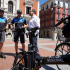 El concejal de Seguridad y Movilidad, Luis Vélez, junto a los agentes del proyecto de Policía Municipal en Bicicleta de Valladolid.-ICAL