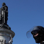 Un policía francés junto en la Plaza de la República el pasado sábado 23 de abril.-YVES HERMAN / REUTERS