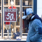 Carteles anunciadores de rebajas, ayer, en un comercio del centro de Valladolid.-J.M. LOSTAU