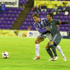 Ángel agarra a Vela en el partido disputado anoche en el estadio Zorrilla.-MIGUEL ÁNGEL SANTOS