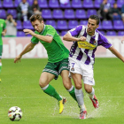 Saúl disputa el balón con Óscar Díaz, en el Real Valladolid-Racing-J.M.Lostau