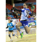 Amaia Garibay se eleva para lanzar durante el partido de ayer-J.M. LOSTAU
