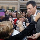 El candidato del PSOE, de campaña en Alicante.-EFE / MORELL