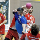 Roberto Pérez lanza a ciegas tras ser agarrado por la camiseta por un rival del Alcobendas-LOF