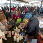 Varios clientes compran en el puesto de quesos del Ecomercado de plaza España. - E.M.