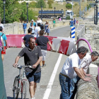 Los primeros peatones cruzan el puente tras la reapertura el pasado 5 de agosto.-J.M. Lostau