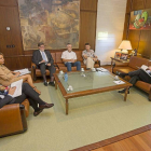 Valdeón, Aparicio, Prieto, Hernández yHerrera conversan por la mañana en la sede de Presidencia sobre la puesta en marcha del Diálogo Social.-Pablo Requejo