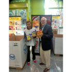 El presidente del Banco de Alimentos de Valladolid, Jesús Mediavilla, junto a una voluntaria en un punto de recogida.-E. M.