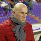 Luis César, pensativo junto al banquillo durante un partido en Zorrilla.-J. M. LOSTAU