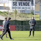 Portugal, muy abatido durante el entrenamiento de ayer, ve pasar a Rodri y al doctor Alberto López.-MIGUEL ÁNGEL SANTOS