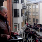 Ángel Arias durante el canto de un salve a la Virgen de la Soledad.-EL MUNDO
